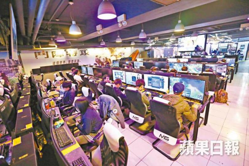 ■金雞廣場6樓的陽光網絡改建成電競館,可舉辦約200人的賽事。■玩家在手遊區可用大螢幕打機。■陽光網絡總裁楊嘉柱表示,轉型電競館後生意上升四成。 ■金雞廣場6樓的陽光網絡改建成電競館,可舉辦約200人的賽事。■玩家在手遊區可用大螢幕打機。■陽光網絡總裁楊嘉柱表示,轉型電競館後生意上升四成。