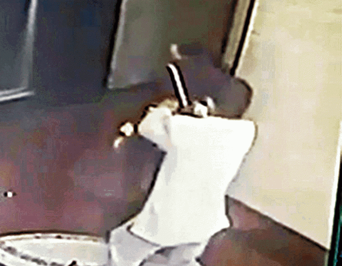■黑布蒙頭疑犯被警員押返深水埗寓所搜查。簡明恩攝
■黑布蒙頭疑犯被警員押返深水埗寓所搜查。簡明恩攝