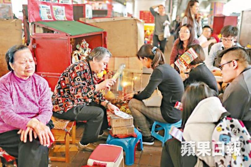 ■灣仔鵝頸橋昨有不少人打小人。許頌明攝 ■灣仔鵝頸橋昨有不少人打小人。許頌明攝
