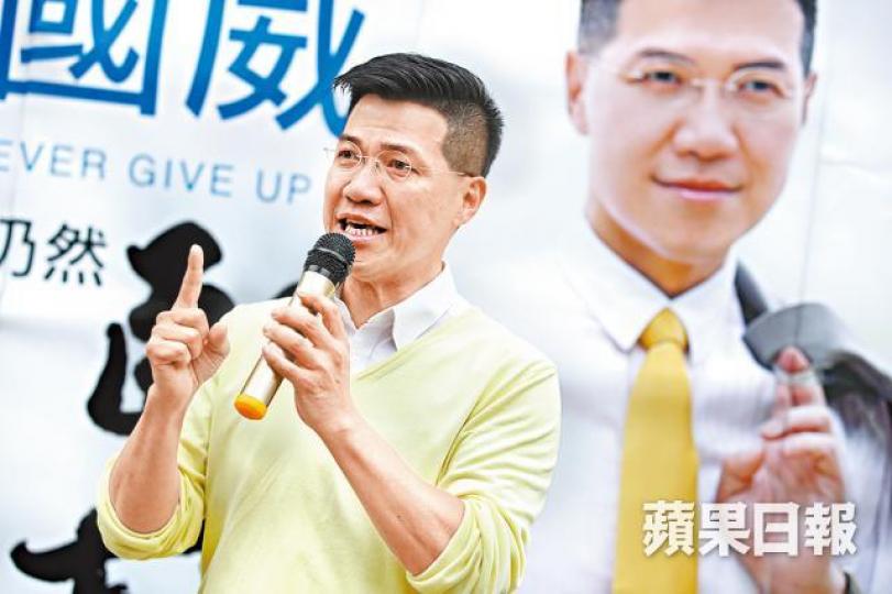 ■范國威昨日呼籲港人踴躍投票,為民主派爭取議席,其間一度哽咽。何柏佳攝 ■范國威昨日呼籲港人踴躍投票,為民主派爭取議席,其間一度哽咽。何柏佳攝