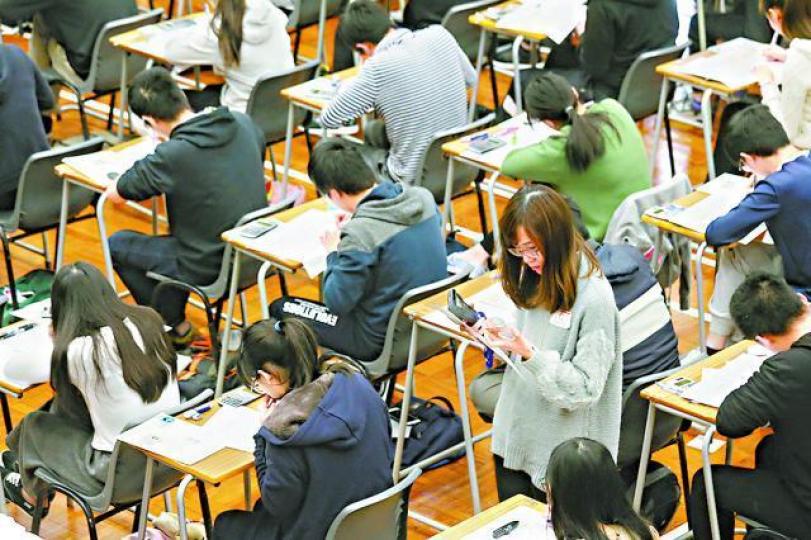 ■大批網民聲言報考DSE,不少應屆考生及教師擔心會影響考試公平。 ■大批網民聲言報考DSE,不少應屆考生及教師擔心會影響考試公平。