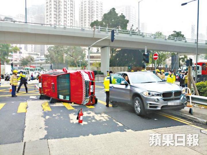 ■消防指揮車被撞至90度翻側,橫亙馬路。胡恩宏攝■有行車紀錄儀拍得涉事指揮車衝紅燈時,未有響號及亮燈。 ■消防指揮車被撞至90度翻側,橫亙馬路。胡恩宏攝■有行車紀錄儀拍得涉事指揮車衝紅燈時,未有響號及亮燈。