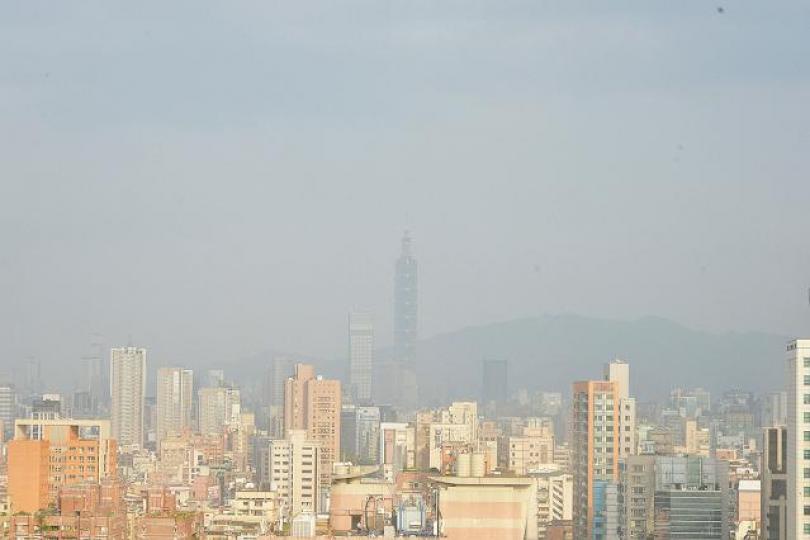 ■台北101大樓昨消失於煙霧中。■空氣污染嚴重,市民戴口罩防範。台灣《蘋果日報》 ■台北101大樓昨消失於煙霧中。■空氣污染嚴重,市民戴口罩防範。台灣《蘋果日報》