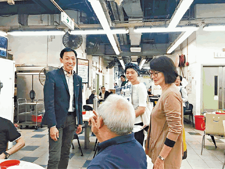 ■姚松炎昨穿梭九龍西各地區拉票,並聆聽街坊訴求。姚松炎fb圖片 ■姚松炎昨穿梭九龍西各地區拉票,並聆聽街坊訴求。姚松炎fb圖片