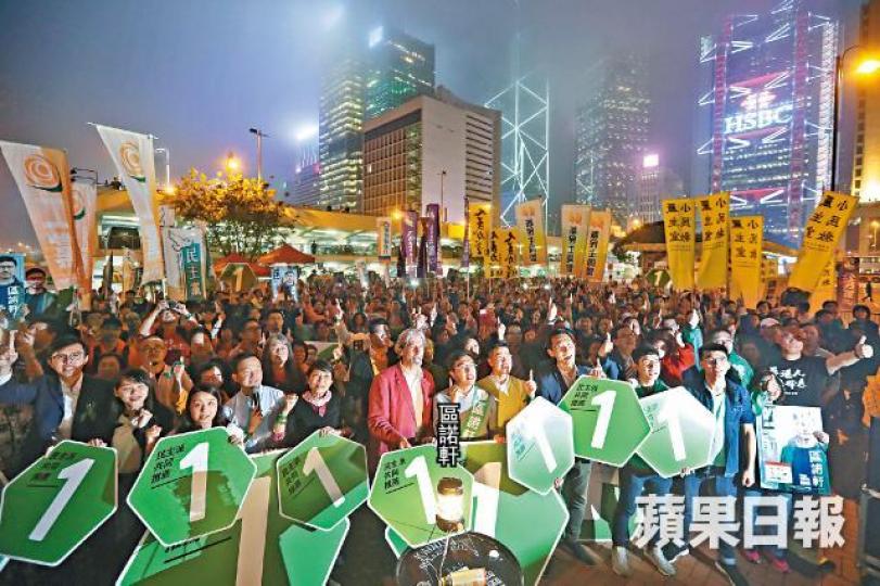 ■港島區候選人區諾軒昨晚在愛丁堡廣場舉行造勢大會,逾550人到場支持。謝榮耀攝■大會同時播放周庭原以游泳為主題的競選宣傳片。 ■港島區候選人區諾軒昨晚在愛丁堡廣場舉行造勢大會,逾550人到場支持。謝榮耀攝■大會同時播放周庭原以游泳為主題的競選宣傳片。