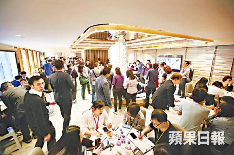 ■Malibu售樓處昨人頭湧湧,市場消息指單日錄逾千登記。晉平安攝 ■Malibu售樓處昨人頭湧湧,市場消息指單日錄逾千登記。晉平安攝