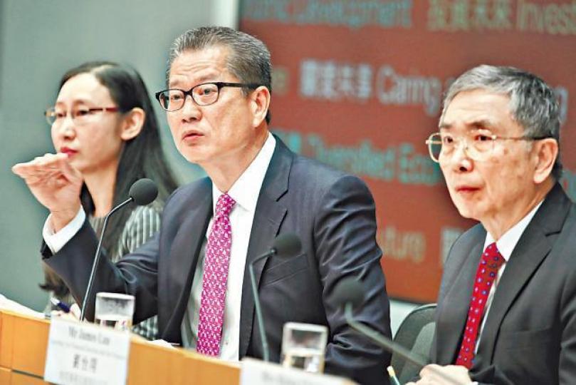 ■陳茂波的財政預算案聲稱用了理財新哲學,財政收入估算卻誤差九成。資料圖片 ■陳茂波的財政預算案聲稱用了理財新哲學,財政收入估算卻誤差九成。資料圖片