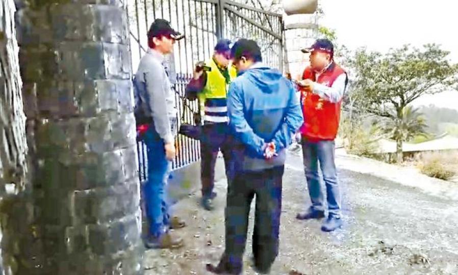 ■李承龍(右)等人在蔡英文父親蔡潔生墓園閘口遭警員盤問。 台灣《蘋果日報》■位於新北市的蔡英文父親蔡潔生墓園。 ■李承龍(右)等人在蔡英文父親蔡潔生墓園閘口遭警員盤問。 台灣《蘋果日報》■位於新北市的蔡英文父親蔡潔生墓園。
