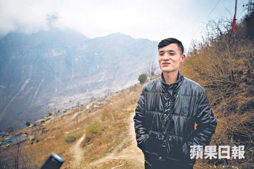 ■楊陽是懸崖村網紅,每日向網民直播推介懸崖村。■楊軍傑稱在廣東打工時大開眼界,其身後桌球枱用索道運上山。 ■楊陽是懸崖村網紅,每日向網民直播推介懸崖村。■楊軍傑稱在廣東打工時大開眼界,其身後桌球枱用索道運上山。