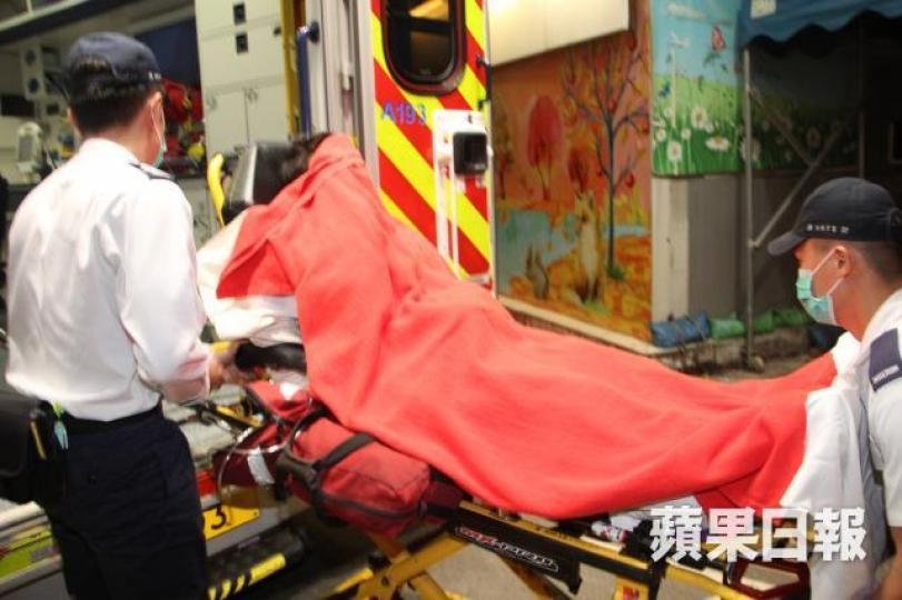 ■被斬男子被送院治療。
■被斬男子被送院治療。
