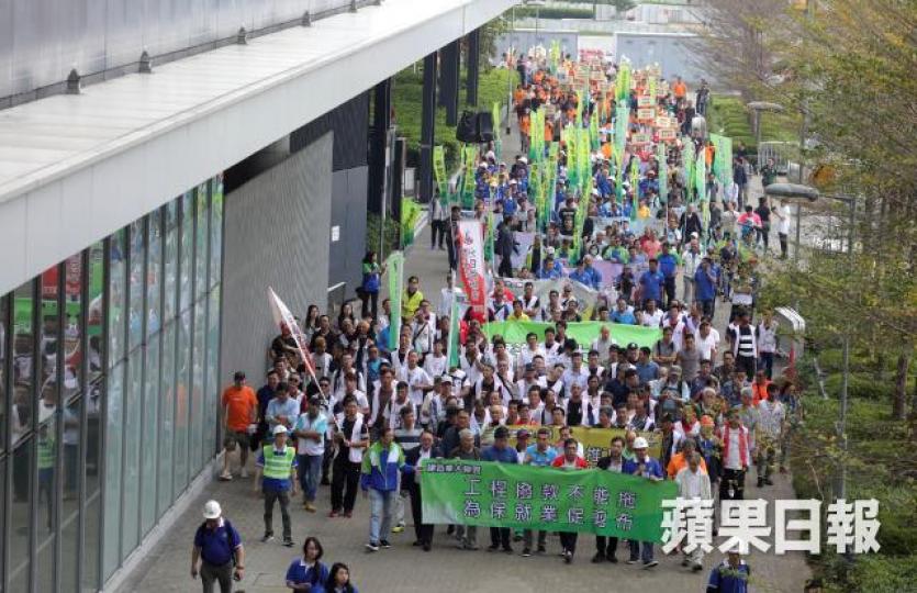 ■建造業大聯盟昨舉行示威集會,促立會加快審批工程撥款。朱永倫攝 ■建造業大聯盟昨舉行示威集會,促立會加快審批工程撥款。朱永倫攝