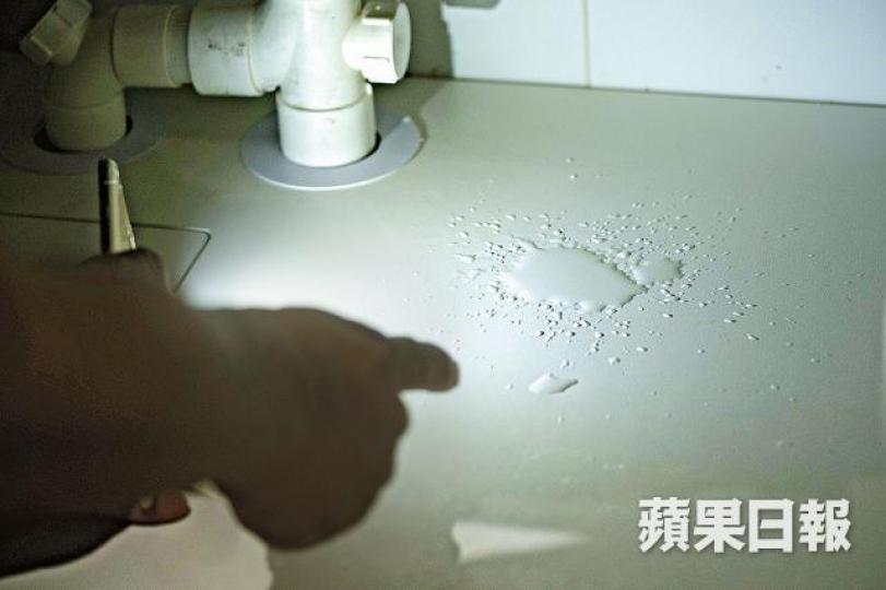 ■詹濟南驗收Savannah單位洗碗盆杯底漏水。■同時賴達明驗收單位廚房亦見漏水(箭嘴示)。 ■詹濟南驗收Savannah單位洗碗盆杯底漏水。■同時賴達明驗收單位廚房亦見漏水(箭嘴示)。