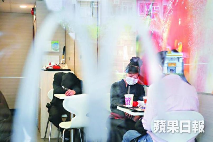 ■有打散工的無家者表示,為儲錢租樓只能在快餐店留宿。王心義攝 ■有打散工的無家者表示,為儲錢租樓只能在快餐店留宿。王心義攝