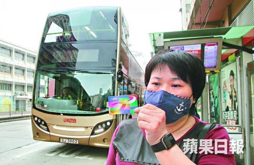 ■月票用家朱小姐不滿九巴無公開聯營線有哪些班次非由九巴行駛。溫瑞麟攝 ■月票用家朱小姐不滿九巴無公開聯營線有哪些班次非由九巴行駛。溫瑞麟攝