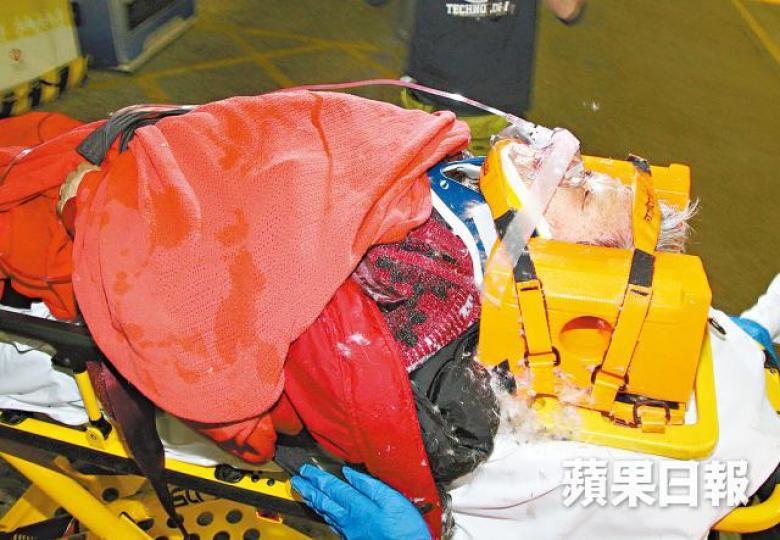 ■廖婆婆疑仰藥後再投井,獲救後送院。■上月稱失足墮井的廖婆婆獲村民落井施救。 ■廖婆婆疑仰藥後再投井,獲救後送院。■上月稱失足墮井的廖婆婆獲村民落井施救。