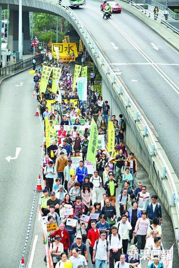 ■約400人昨參與遊行,要求全民派錢。 ■約400人昨參與遊行,要求全民派錢。