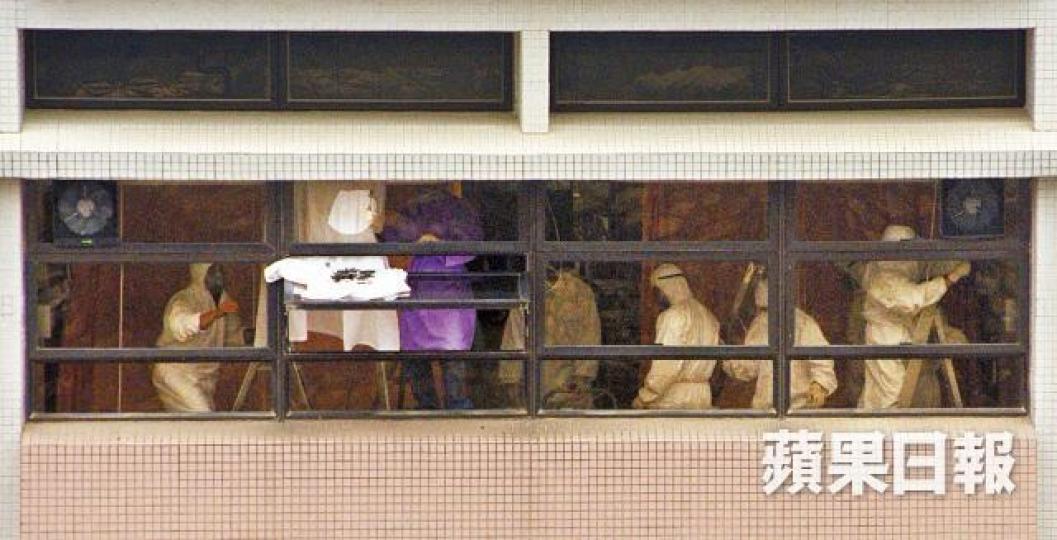 ■2003年沙士肆虐,穿上防護衣的醫護人員均疲於奔命,於隔離病房治療患者。■2003年4月1日張國榮跳樓身亡,令港人倍添哀傷。■沙士期間人人自危,市民外出時均會戴上口罩自保。 ■2003年沙士肆虐,穿上防護衣的醫護人員均疲於奔命,於隔離病房治療患者。■2003年4月1日張國榮跳樓身亡,令港人倍添哀傷。■沙士期間人人自危,市民外出時均會戴上口罩自保。