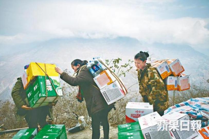 ■開小賣部的村民將索道纜車送上山的汽水、啤酒等背回家。 ■開小賣部的村民將索道纜車送上山的汽水、啤酒等背回家。