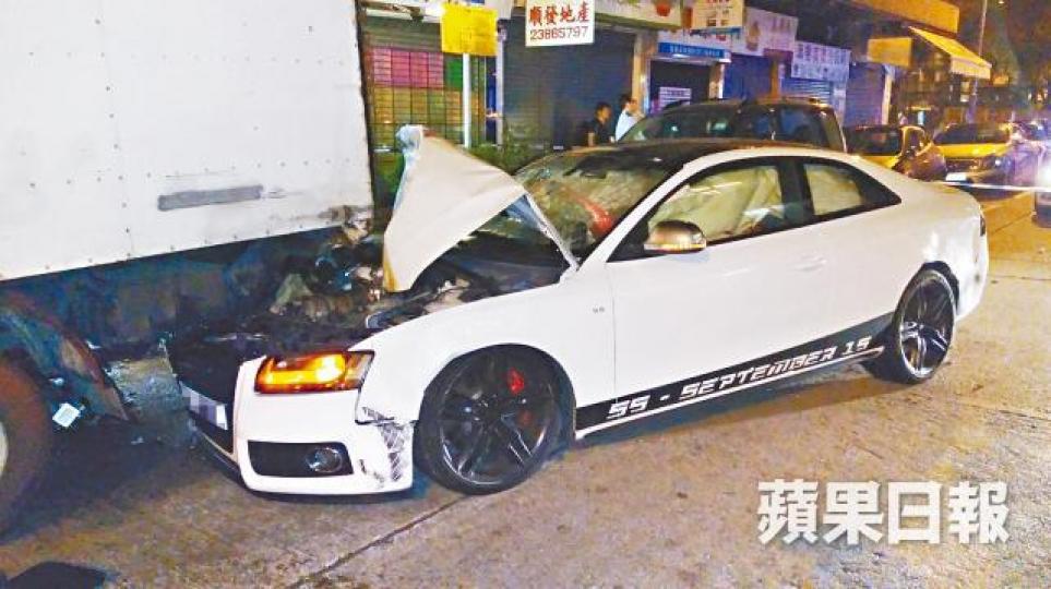 ■Audi私家車車頭嚴重損毀。
■Audi私家車車頭嚴重損毀。