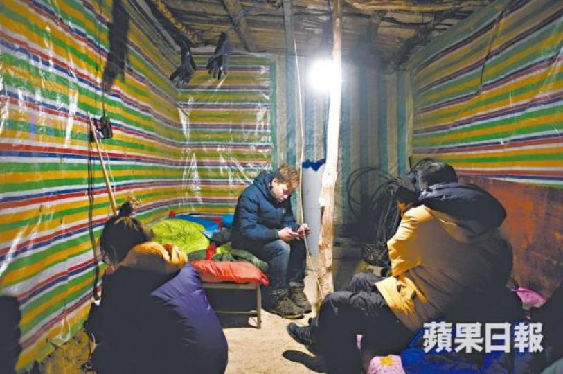 ■記者夜晚把握時間為電池充電,因白天開動索道就要全村停電。 ■記者夜晚把握時間為電池充電,因白天開動索道就要全村停電。