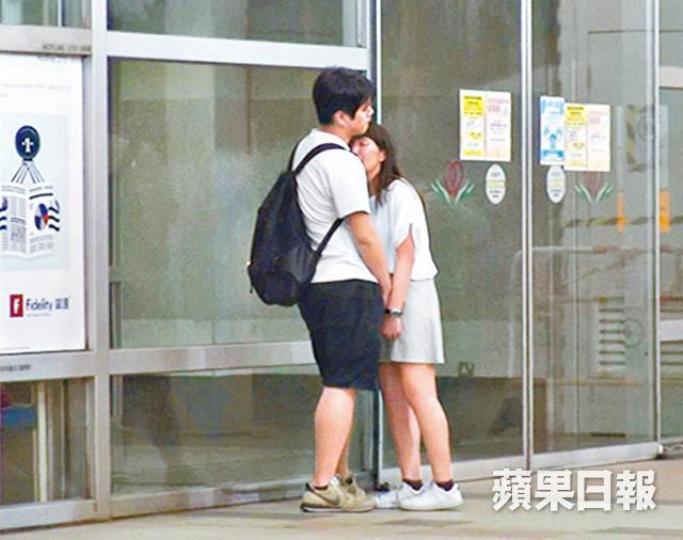 ■親友在醫院等候消息時憂心忡忡。黎家駒攝■女童送院搶救後不治,遺體由仵工移走。 ■親友在醫院等候消息時憂心忡忡。黎家駒攝■女童送院搶救後不治,遺體由仵工移走。