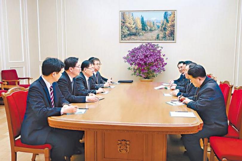 ■南韓特使團（左）抵平壤與北韓代表舉行會議。
