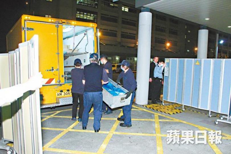 ■鯁喉亡女童遺體被抬上黑箱車,今日驗屍確定死因。唐家輝攝 ■鯁喉亡女童遺體被抬上黑箱車,今日驗屍確定死因。唐家輝攝