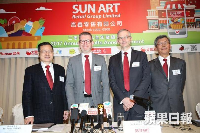 ■高鑫首席財務官邵斯（右二）指集團處於轉型階段，須預留資金作發展。晉平安攝
