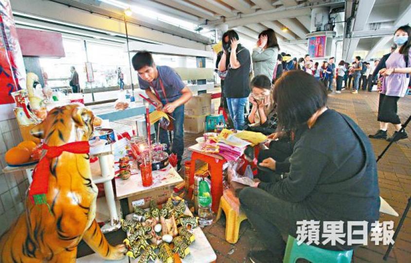 ■昨日驚蟄,不少市民在灣仔鵝頸橋下排隊輪候打小人。李潤芳攝周小姐 ■昨日驚蟄,不少市民在灣仔鵝頸橋下排隊輪候打小人。李潤芳攝周小姐