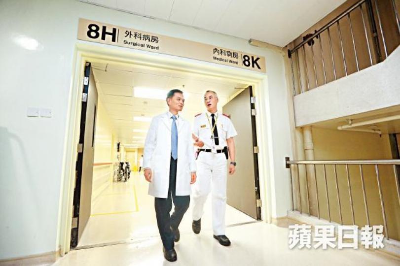 ■當年的8A、8B病房已變8H、8K，王紹明（左）及徐仕途仍在威院服務，繼續打不同硬仗。王子俊攝■王紹明（右一）是威院首批康復醫護。■當年沙士肆虐，每日都有病人被推往深切治療部。