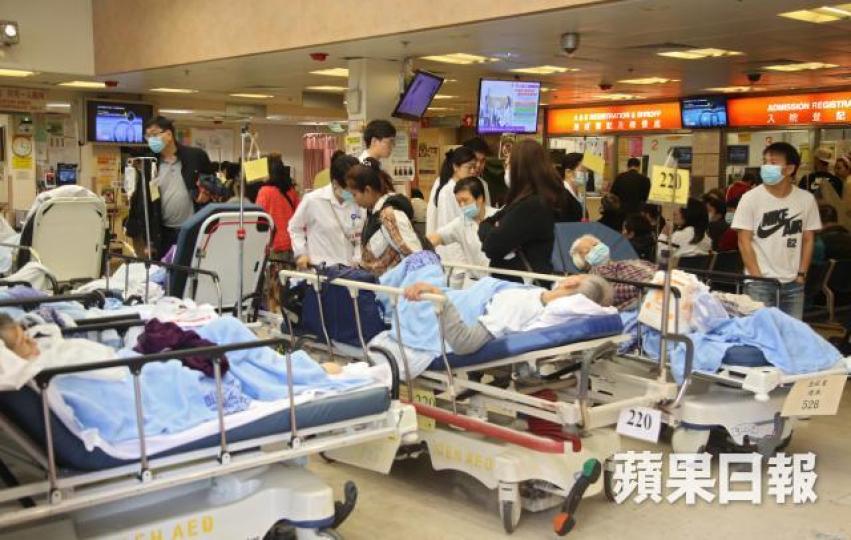 ■有專家估計流感疫情或已見頂;圖為早前伊院急症室於流感高峯期間求診者眾。資料圖片 ■有專家估計流感疫情或已見頂;圖為早前伊院急症室於流感高峯期間求診者眾。資料圖片
