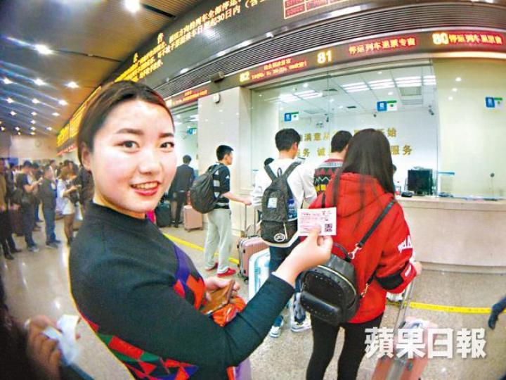 ■貴州旅客胡小姐指因所乘高鐵取消,需改搭巴士往虎門,故辦退票手續。 ■貴州旅客胡小姐指因所乘高鐵取消,需改搭巴士往虎門,故辦退票手續。