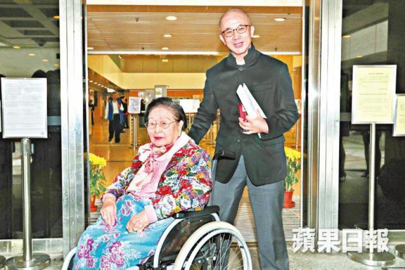 ■羅啟瑞（右）指自己近年忙於為母親奔波；圖為他上月陪同母親出庭。
