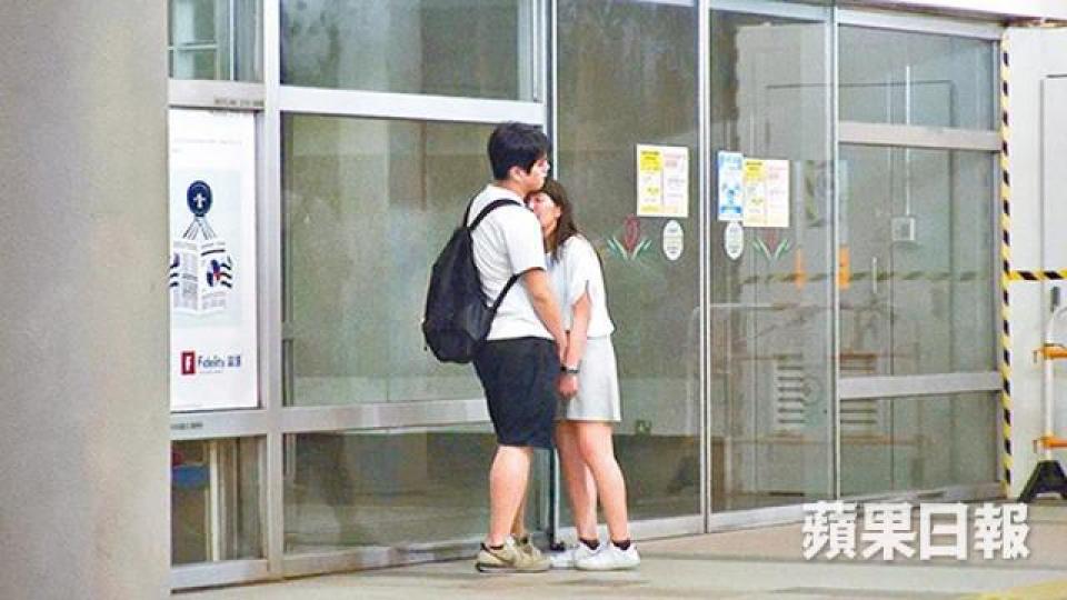 ■女童親友前晚在醫院表現傷心。 ■女童親友前晚在醫院表現傷心。