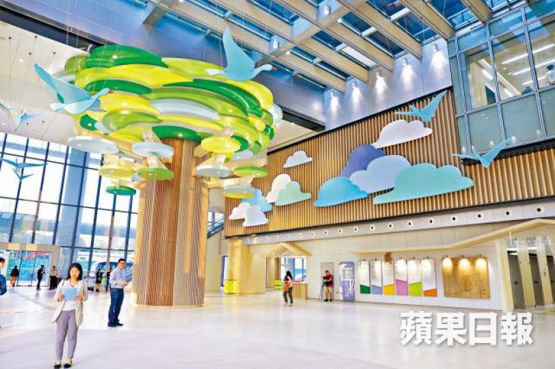 ■兒童醫院大堂設計融入大自然元素,如天空、樹木及動物等。王心義攝■病床旁設梳化床讓家長留宿,貼身照顧子女。■醫院將於年底開展腎科及腫瘤科門診。 ■兒童醫院大堂設計融入大自然元素,如天空、樹木及動物等。王心義攝■病床旁設梳化床讓家長留宿,貼身照顧子女。■醫院將於年底開展腎科及腫瘤科門診。