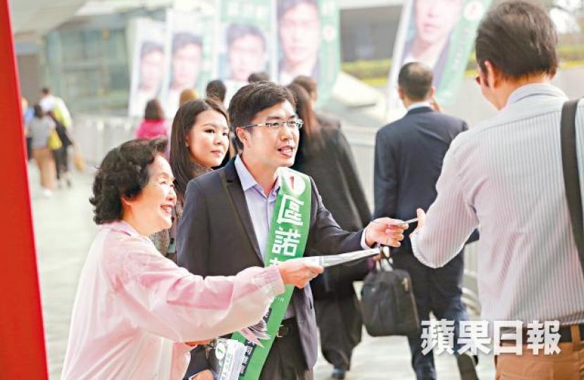■陳方安生昨與區諾軒在金鐘海富天橋派選舉單張拉票。陳善南攝