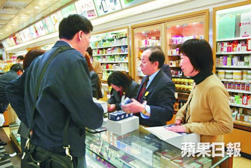 ■沙士未在港爆發之前，廣東流傳板藍根可抗疫，不少內地人來港搶購板藍根沖劑。■中醫陸建南與父自行研發含板藍根的防感茶。朱永倫攝