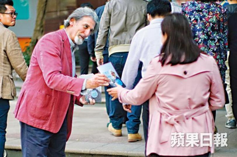 ■積極拉票的司馬文直言能否勝出視乎投票率，呼籲選民踴躍投票。何家達攝