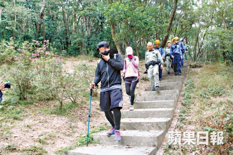 ■行山夫婦昨報稱在馬鞍山吊手岩驚見老虎，其後由消防員陪同下山。周鴻熙攝