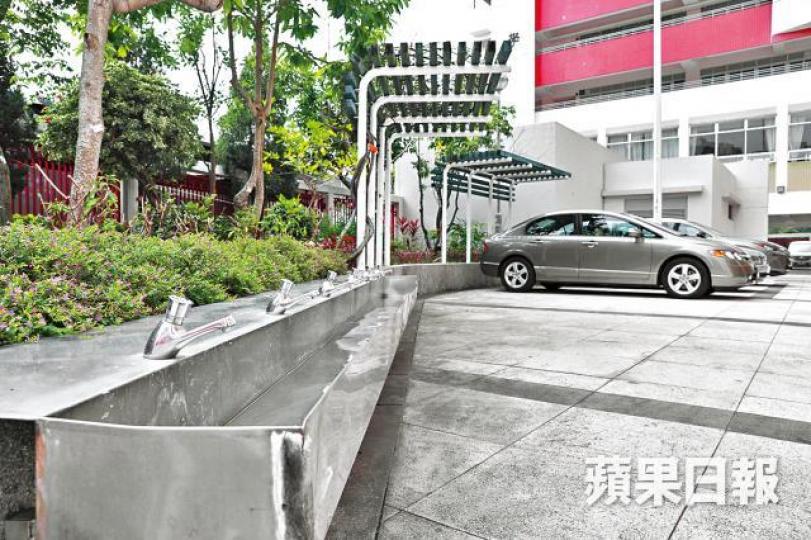 ■培基在沙士期間在校園內加建水龍頭，學生進校門首先要排隊洗手。李自勤