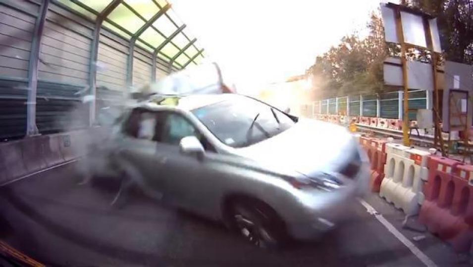 ■涉事凌志疑淪為人肉路障，遭尾隨的七人車猛撞。資料圖片