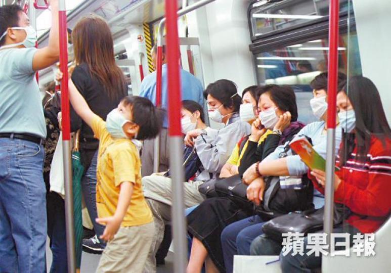 ■為阻隔飛沫及病毒,當年市民外出都會戴口罩自保。■劉愛國稱無法估計當年賣出的口罩數量。謝榮耀攝 ■為阻隔飛沫及病毒,當年市民外出都會戴口罩自保。■劉愛國稱無法估計當年賣出的口罩數量。謝榮耀攝