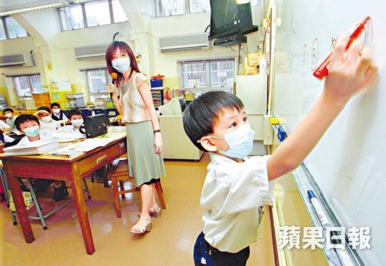 ■班房內一人一口罩，令教與學之間倍感疏離。