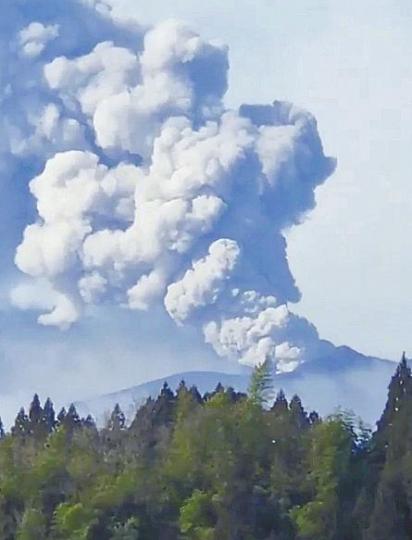 ■新燃岳火山冒出濃濃煙霧。 ■新燃岳火山冒出濃濃煙霧。