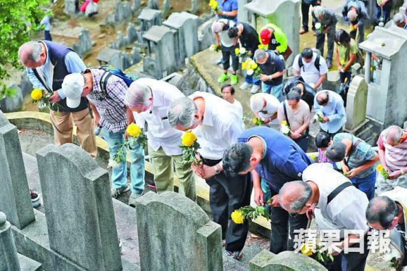 ■去年左派團體高調公祭,形容參與暴動時死去的工友是民族英雄。資料圖片■阿強(化名)是炸彈隊成員,反英抗暴時聽命於工聯會。■滿地「菠蘿」,曾無日無之散落各區。■灣仔電車月台的炸彈威力令在三樓窗邊工作的東區副消防區長簡文慘死。■當年報章報道,屈地街多名市民輪候電車期間被投擲炸彈。 ■去年左派團體高調公祭,形容參與暴動時死去的工友是民族英雄。資料圖片■阿強(化名)是炸彈隊成員,反英抗暴時聽命於工聯會。■滿地「菠蘿」,曾無日無之散落各區。■灣仔電車月台的炸彈威力令在三樓窗邊工作的東區副消防區長簡文慘死。■當年報章報道,屈地街多名市民輪候電車期間被投擲炸彈。
