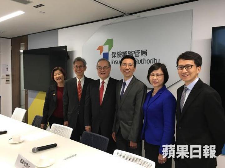 ■保監局許美瑩(左一)指去年新造保費錄雙位數跌幅,但跌勢已轉趨平穩。 ■保監局許美瑩(左一)指去年新造保費錄雙位數跌幅,但跌勢已轉趨平穩。