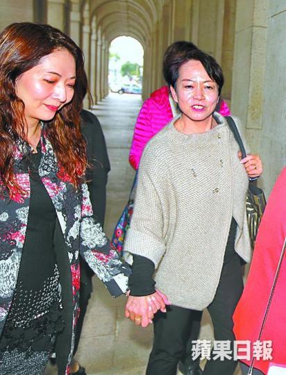 ■許步明(右)昨與友人牽手進入法院應訊。易仰民攝
■許步明(右)昨與友人牽手進入法院應訊。易仰民攝