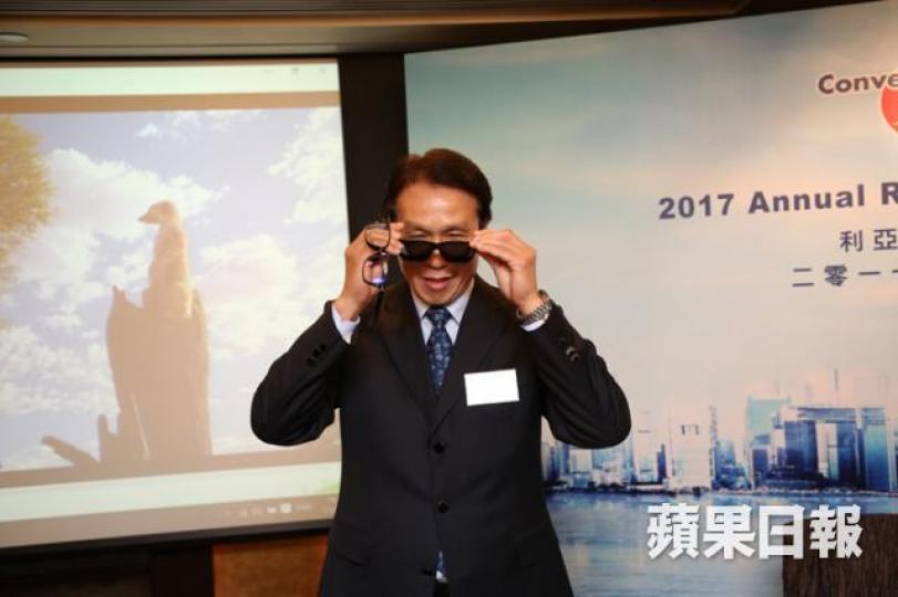 ■楊立彬噚日專登準備咗一副Zoff黑超,為記者朋友介紹新產品。晉平安攝 ■楊立彬噚日專登準備咗一副Zoff黑超,為記者朋友介紹新產品。晉平安攝