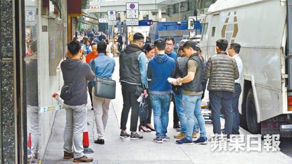 ■大批探員昨在民樂街現場調查。
■大批探員昨在民樂街現場調查。