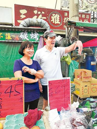■龍應台與馬英九幫水果攤販叫賣,表現親民。
■龍應台與馬英九幫水果攤販叫賣,表現親民。